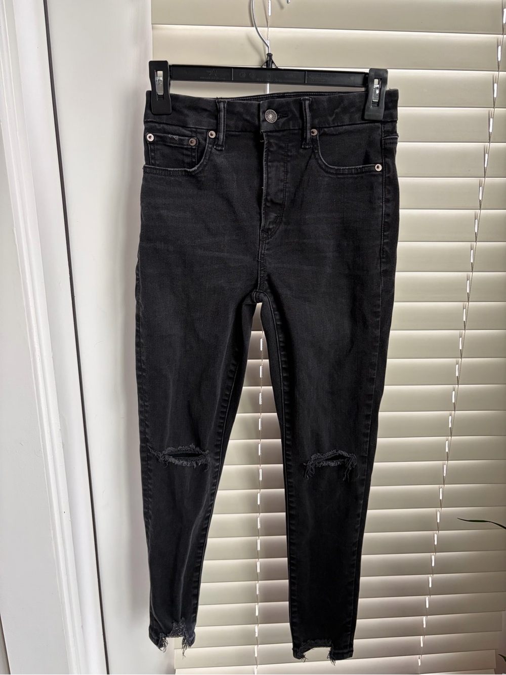 American Eagle Black High-Rise Skinny Jeans with Distressed Knees. EXTRA SHORT